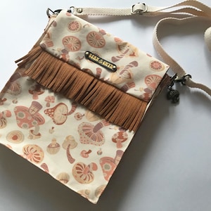 Sac imprimé champignon, sac bohème, sac hippie rétro, sac à franges en daim, sac hippie, sac champignon vénéneux, sac Woodstock, sac de festival.