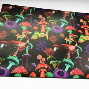 Puede incluir: Una hoja de papel con un vibrante patr&oacute;n de hongos psicod&eacute;licos. El dise&ntilde;o presenta una variedad de coloridos hongos en tonos de rojo, naranja, verde, azul y morado sobre un fondo negro. Los hongos var&iacute;an en tama&ntilde;o y forma.