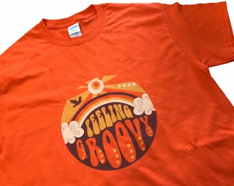 Grooviges Herren-T-Shirt, Retro-Orange-Slogan-T-Shirt, 1960er-Jahre-Print-T-Shirt, 70er-Jahre-inspirierte Kunst, Vintage-Herrenmode.