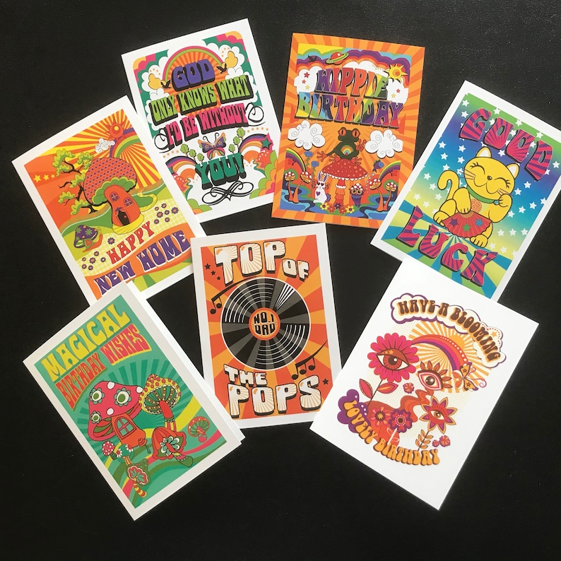Op de afbeelding: Een set van tien wenskaarten met psychedelische ontwerpen met paddenstoelen, regenbogen en sterren. De kaarten hebben verschillende boodschappen, waaronder "Happy New Home", "Magical Birthday Wishes", "Top of the Pops", "God Only Knows What It'd Be Without You", "Have a Blooming Lovely Birthday" en "Good Luck".
