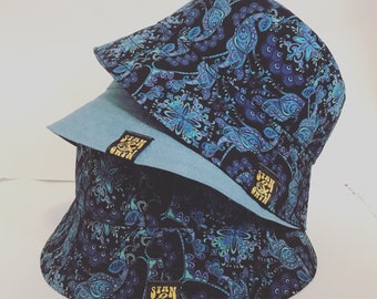 Cappello a secchiello con stampa paisley, cappello a secchiello blu, cappello in tessuto con stampa pavone, cappello in denim azzurro.