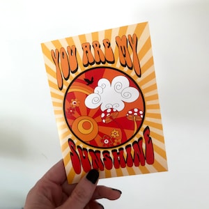 Tu sei la mia Sunshine Card, la Carta Grafica degli anni '70, la Carta di Compleanno Moglie, la Carta per la Fidanzata, la Carta del Fidanzato, la Carta della Festa della Mamma.