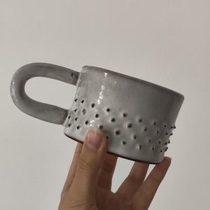 Keramiktasse | Handgefertigte Keramiktasse | Weiße Tasse mit Punkten