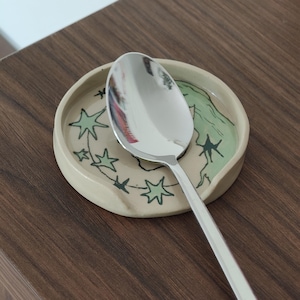 Poggiamestolo in ceramica / Portautensili fatto a mano / Fata illustrata
