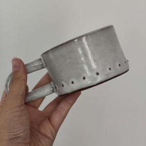 Keramiktasse | Handgefertigte Keramiktasse | Weiße Tasse mit Punkten