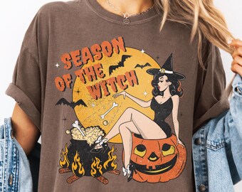 Camiseta de la Temporada de Brujas / Camiseta de Halloween / Camiseta de Aquelarre de Brujas / Camiseta de Bruja Pin-Up / Estilo Vintage Lindo y Espeluznante / Camiseta de Verano / Camiseta de Mujer