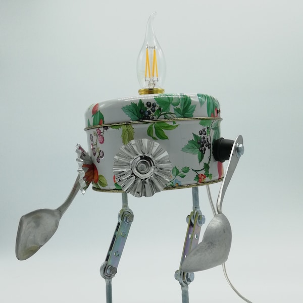 Lampe de table robot, bureau, table de chevet, pièces faites à la main, recyclage et récupération, pièce unique.