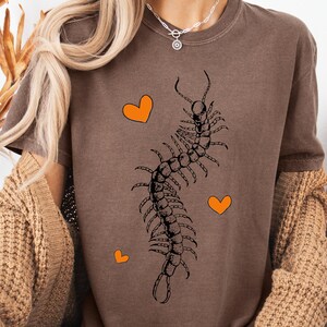 Maglietta con millepiedi a forma di cuore - Linoleografia, maglietta con insetto autunnale