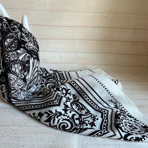 Vintage 1980s Alexon Scarf Retro Monochrome Grecian Floral Design Neckerchief Made in Italy Headscarf White and Black Headband Shoulder Wrap