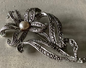 Vintage Large Flower Brooch Retro Marcasite Polished Steel Faux Pearl Floral Pin Lapel Pin Costume Jewelry Gift for Her
