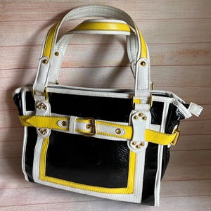 Bolso vintage de los años 90, estilo preppy, estilo retro, con asa superior de PVC y detalle de hebilla, en negro, amarillo y blanco, bolso de mano informal.