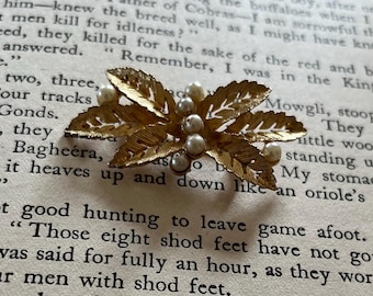 Vintage Goldtone Basemetal Leaves Brooch with Faux Pearl Embellishemnts
