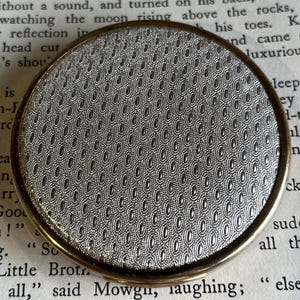 Cipria compatta vintage Yardley anni '60, retro con dettagli testurizzati e scintillanti sul coperchio, cipria compatta di metà secolo con specchio, originale, regalo