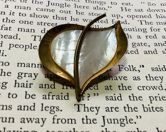 Broche Ou Pendentif Ovale Vintage – Altuglas Avec Incrustations De Nacre – Années 1970, Style Rétro