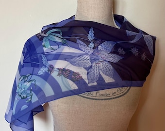 Bufanda larga vintage de poliéster con estampado floral en tonos azules y rosas, fabricada en Japón para Cortel.