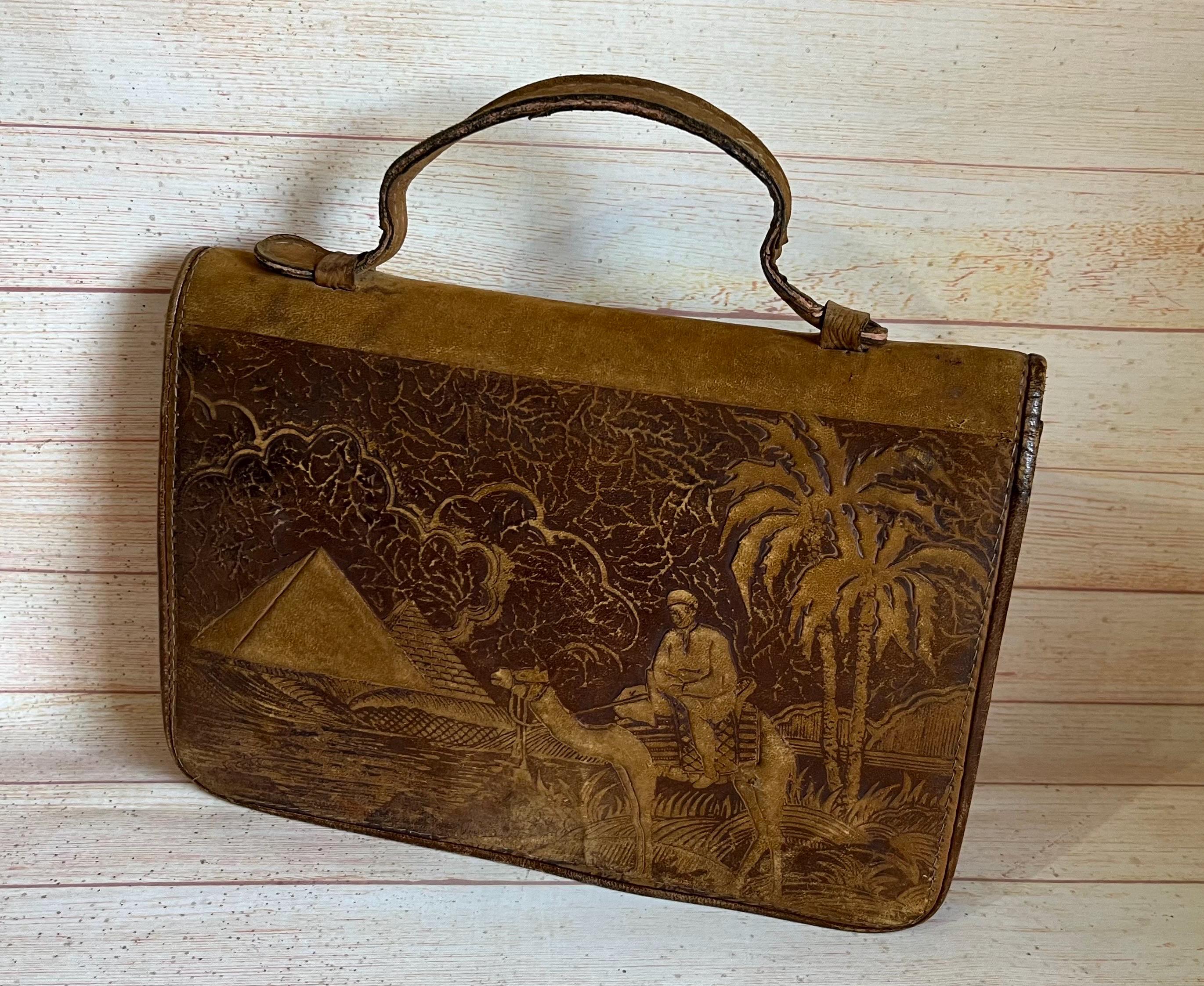 アウトレットオンライ 【中古品】エジプトモチーフ 型押し ボストン 