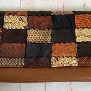 Bolso de mano vintage Harmony de piel color canela y piel de serpiente, años 70, estilo sobre con detalle de patchwork retro, monedero grande, fabricado en Inglaterra.