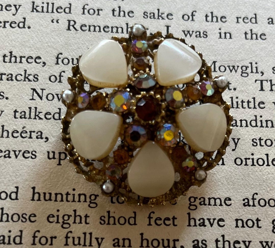 Broche Vintage En Nacre Avec Brillants Aurora Borealis - Dimensions 3,0 Cm, Poids 6,5 G, Occasion