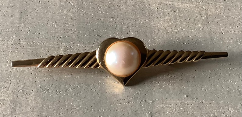 Vintage Faux Pearl Heart Detail Brooch Retro Goldtone Jacket Lapel Bar Pin Mid Century Jewelry Costume Jewellery image 4