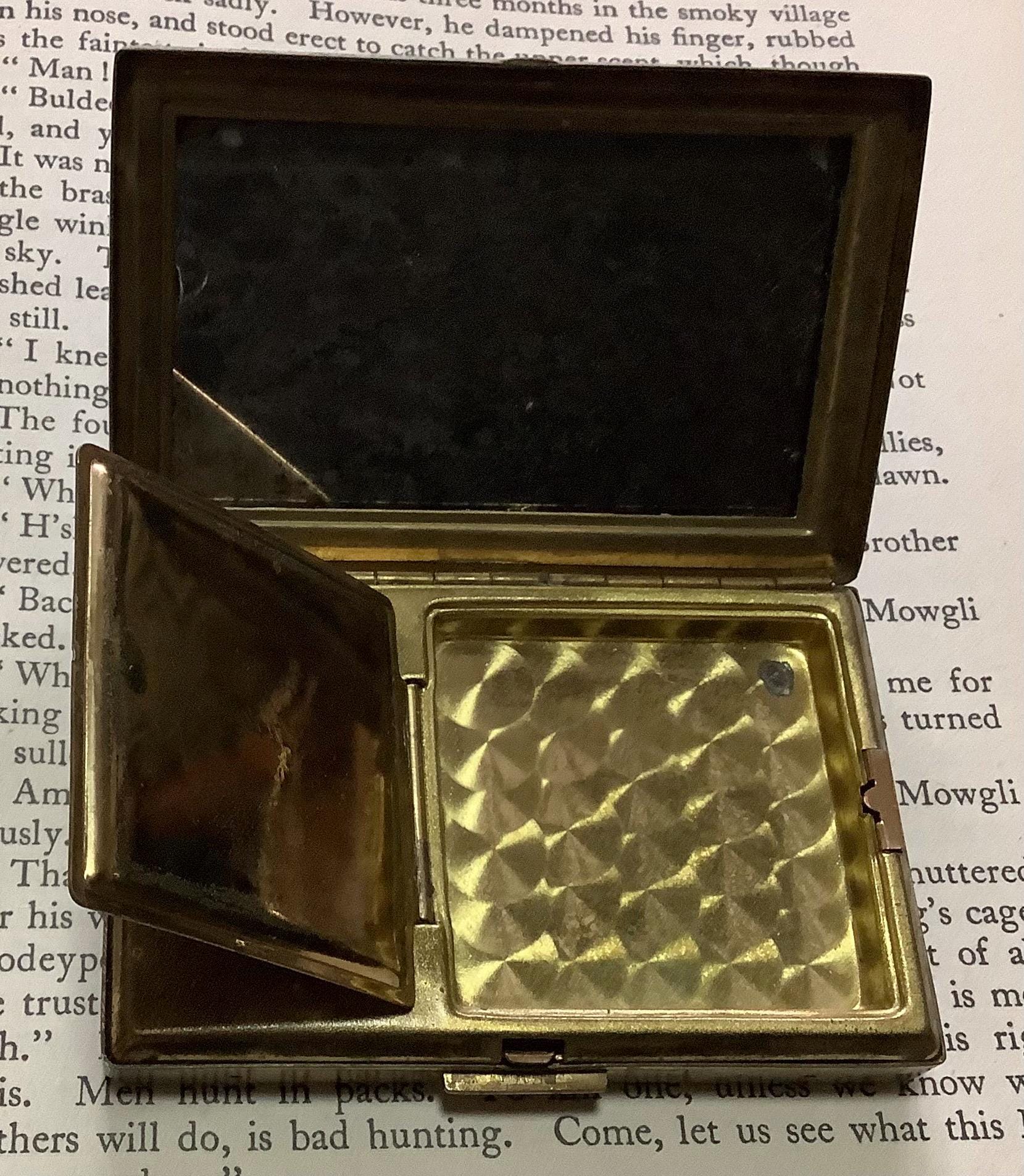 1950s Clover Musical Powder Compact With Japanese Mount Fuji 