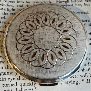 Puder w kompakcie Vintage Stratton Silver Plated: detale w kolorze złotym, wyprodukowano w Anglii