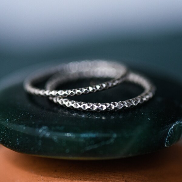 Anillos de apilamiento texturizados facetados, anillo delgado, joyería de plata esterlina