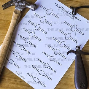 Może przedstawiać: Drukowany szablon owalnej opaski z różnymi rozmiarami i kształtami. Szablon jest wydrukowany na białym papierze i zawiera tekst "Oval Band Template" i "The Jewel Box".
