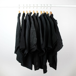 ミステリークロップドブラックヴィンテージボタンアップブラウス（リワーク）、ベーシック、ゴス、グランジ、定番、ニュートラル、レディース