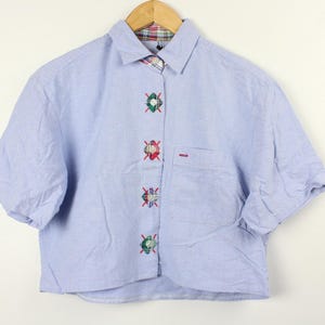 Chemisier boutonné vintage à manches courtes en denim bleu brodé vintage Reworked