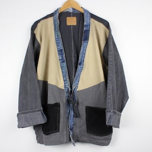 Jaqueta jeans patchwork reciclada, estilo quimono com amarração frontal.