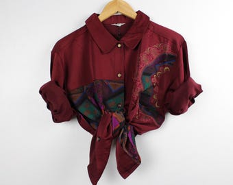 Vinröd vintageblus med lång ärm och knappar och broderi