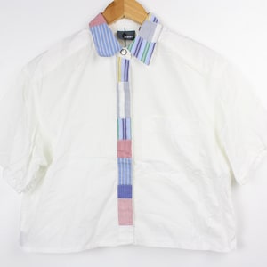 90年代のホワイトクロップドヴィンテージ半袖ボタンアップシャツブラウスリワーク、Liz Wear