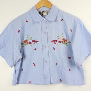 Chemisier boutonné vintage à manches courtes en denim bleu brodé vintage Reworked