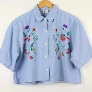 Chemisier vintage boutonné à manches courtes et broderies florales en chambray revisité