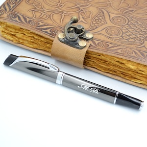 Kugelschreiber mit Monogramm Kuli dreieckig Tintenroller Wunschgravur Geschenk Arzt Geschenkidee Abitur Stift mit Lasergravur