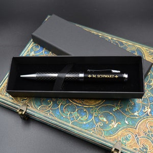 Penna a sfera con incisione laser effetto carbonio, incisione desiderata, idea regalo per il medico, penna per diploma di scuola superiore con monogramma