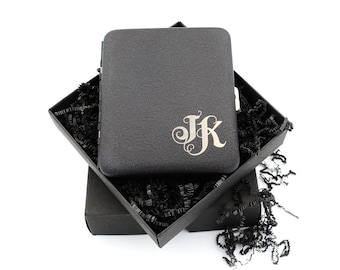 Pitillera grabada en caja de regalo negra. Pitillera personalizada en caja de regalo. Ideal para un cumpleaños, un padrino o un mejor padre.