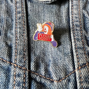 Épingle de camp de clown vintage, épingles en émail vintage, souvenirs de cirque ! Épingle vintage en métal émaillé