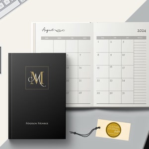 Calendario Planner mensile di un anno. Logo monogramma con nome personalizzato personalizzato. Hardcover 12 mesi 1 anno Planning Journal Woman Man Note Pages