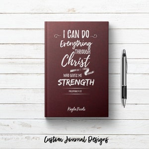 Posso fazer todas as coisas em Cristo que me dá força. Filipenses 4:13 Versículo da Bíblia. Nome personalizado personalizado. Ideia de presente cristão para ela