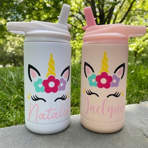 Puede incluir: Dos botellas de agua de acero inoxidable blancas y rosadas con dise&ntilde;os de unicornio y nombres personalizados, Natalie y Jaclyn. Las botellas tienen una tapa con pajita y son perfectas para ni&ntilde;os.