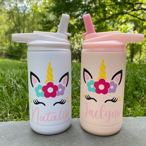 Puede incluir: Dos botellas de agua de acero inoxidable blancas y rosadas con dise&ntilde;os de unicornio y nombres personalizados "Natalie" y "Jacklynn". Las botellas tienen una tapa con pajita y son perfectas para ni&ntilde;os.
