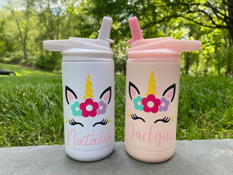 Puede incluir: Dos botellas de agua de acero inoxidable blancas y rosadas con dise&ntilde;os de unicornio y nombres personalizados "Natalie" y "Jacklynn". Las botellas tienen una tapa con pajita y son perfectas para ni&ntilde;os.