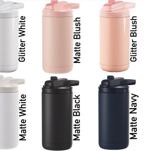 Puede incluir: Diez botellas de agua aisladas de diferentes colores con una tapa abatible y un asa de transporte. Los colores incluyen neblina brillante, blanco mate, blanco brillante, negro mate, rubor mate, azul marino mate, rubor brillante, vidrio de mar mate y rosa brillante.