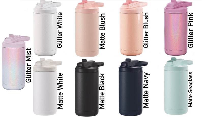 Puede incluir: Diez botellas de agua aisladas de diferentes colores con una tapa abatible y un asa de transporte. Los colores incluyen neblina brillante, blanco mate, blanco brillante, negro mate, rubor mate, azul marino mate, rubor brillante, vidrio de mar mate y rosa brillante.