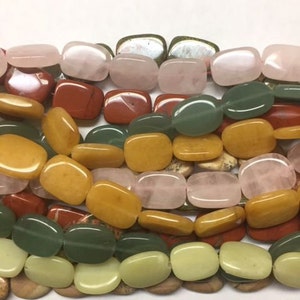 Peut inclure: Assortiment de perles de pierres précieuses rectangulaires, lisses et polies, dans différentes couleurs, notamment le vert, le jaune, le rose et le rouge. Les perles sont disposées en rangées, mettant en valeur leur beauté naturelle et leurs motifs uniques.