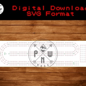 Op de afbeelding: Een wit printplaat met een rood en groen circuitontwerp. De printplaat heeft een rij gaten aan de rechterkant en de tekst "post 00000 00000 00000 0000100001 00 00000-0000 000000000000 00000-00000-D00 00000000000 0100000 00000 N 000000000000 0000000000 0000000000000000000000000 o 00000 00000 00000 NopoR 00 00000-00000000" erop gedrukt.