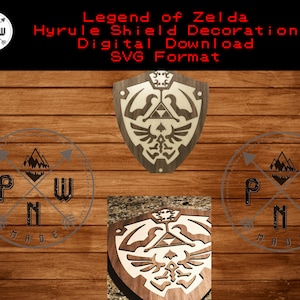 Puede incluir: Una descarga digital de un archivo SVG de escudo de Hyrule para manualidades. El escudo es de color marrón madera con un diseño blanco del Triforce y alas. La imagen incluye el texto "Legend of Zelda Hyrule Shield Decoration Digital Download SVG Format" y un logotipo con el texto "PW Made".
