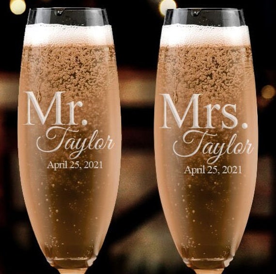 Mr & Mrs Champagne Flutes / Wedding Champagne Glasses / Set of 2 / Engraved  Wedding Gift / Personalized Toasting Flutes, Wedding Gift