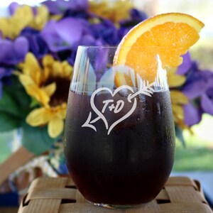 Corazón personalizado w Arrow Wedding Stemless Wine Glass, Couple Stemless Wine Glass, Regalos para pareja, Wedding Stemless Wine Glass - G